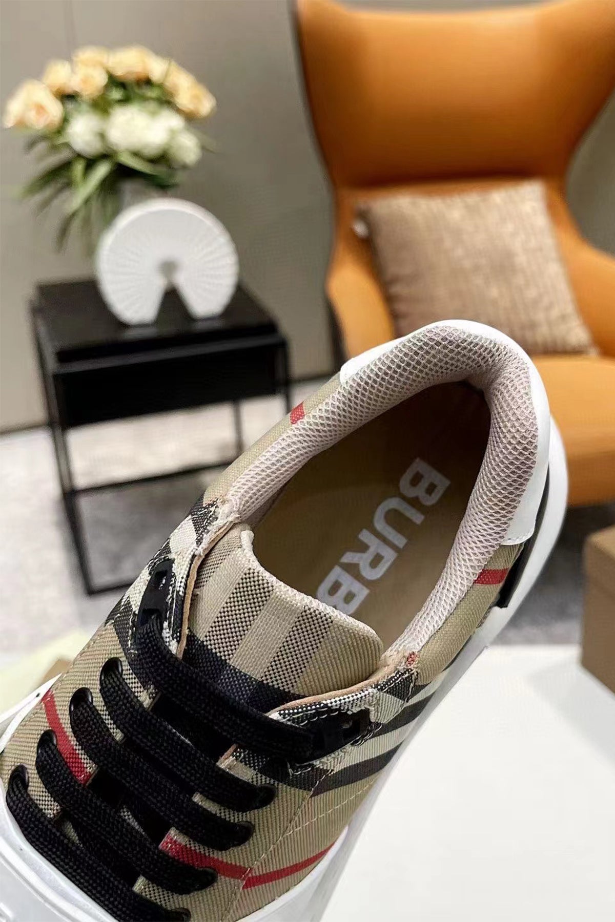 104657 Women Shoes - 24HEARTZ