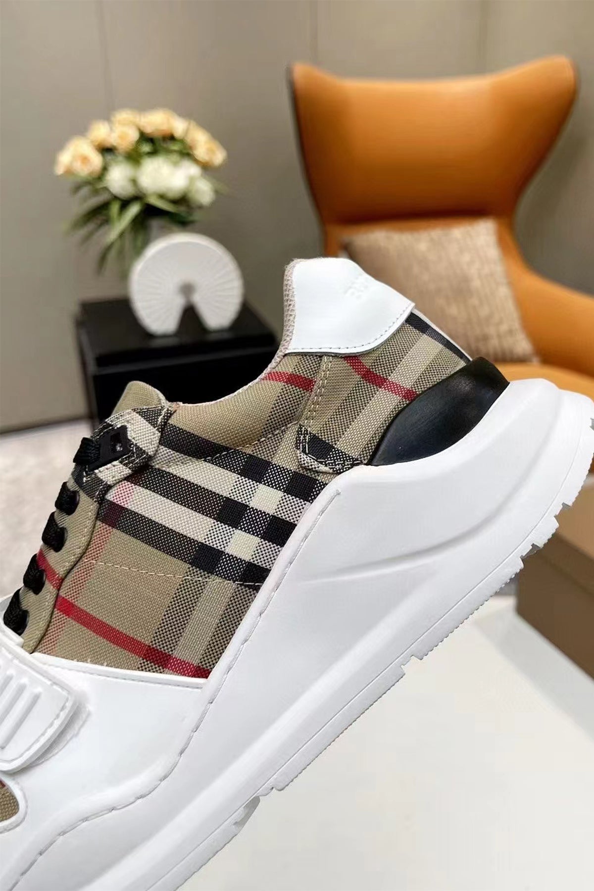 104657 Women Shoes - 24HEARTZ